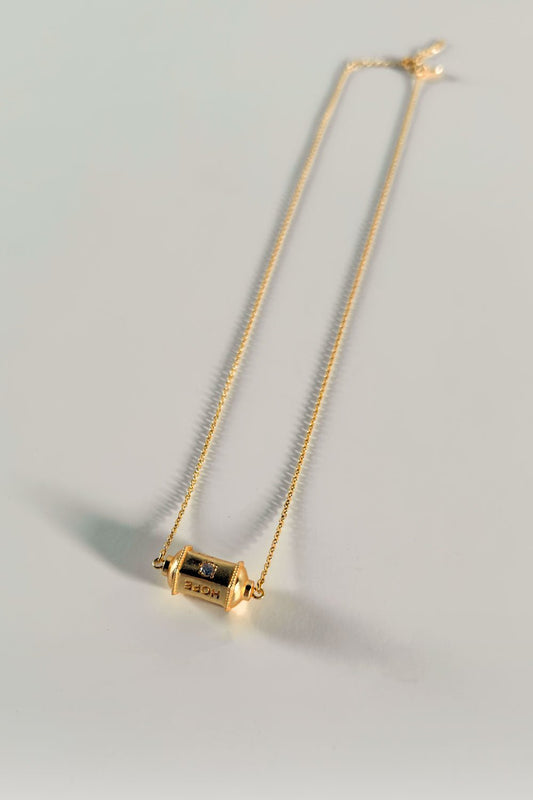 Detalles Collar Dorado Amuleto Love Cristina Oria