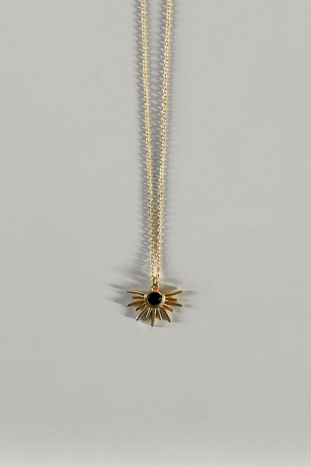 Collar Dorado Con Diseño De Sol Y Garnet Cristina Oria