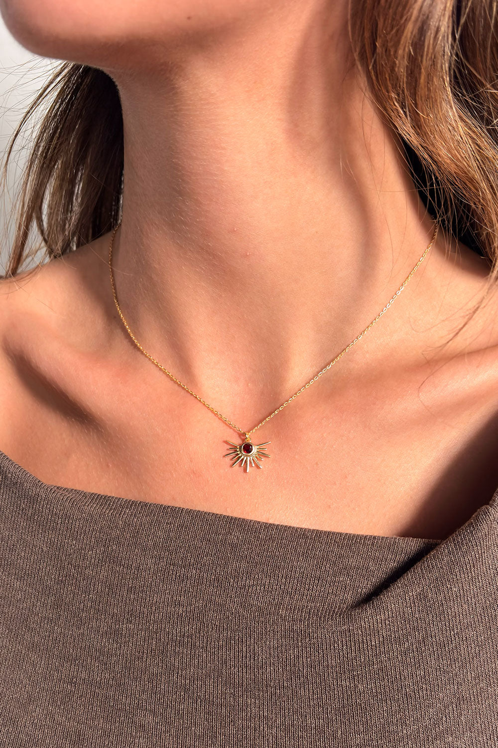 Cuello Collar Dorado Con Diseño De Sol Y Garnet Cristina Oria