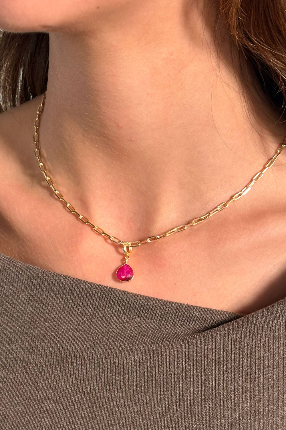 Detalles Colgante Dorado Ruby Cristina Oria