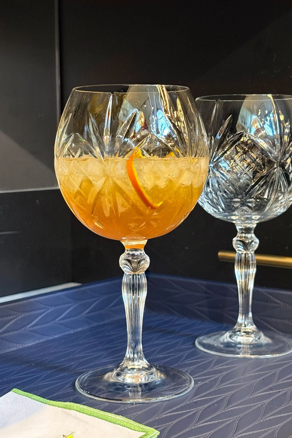 Detalle Textura Copa Con Detalles Tallados Cristina Oria 