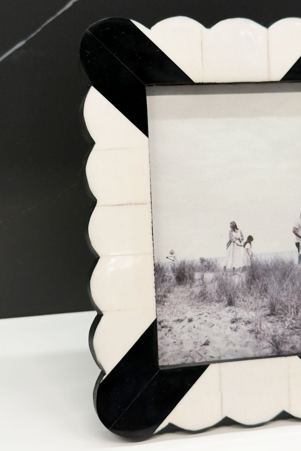Detalles Marco De Fotos De Resina Aspa Blanca & Negra Grande Cristina Oria