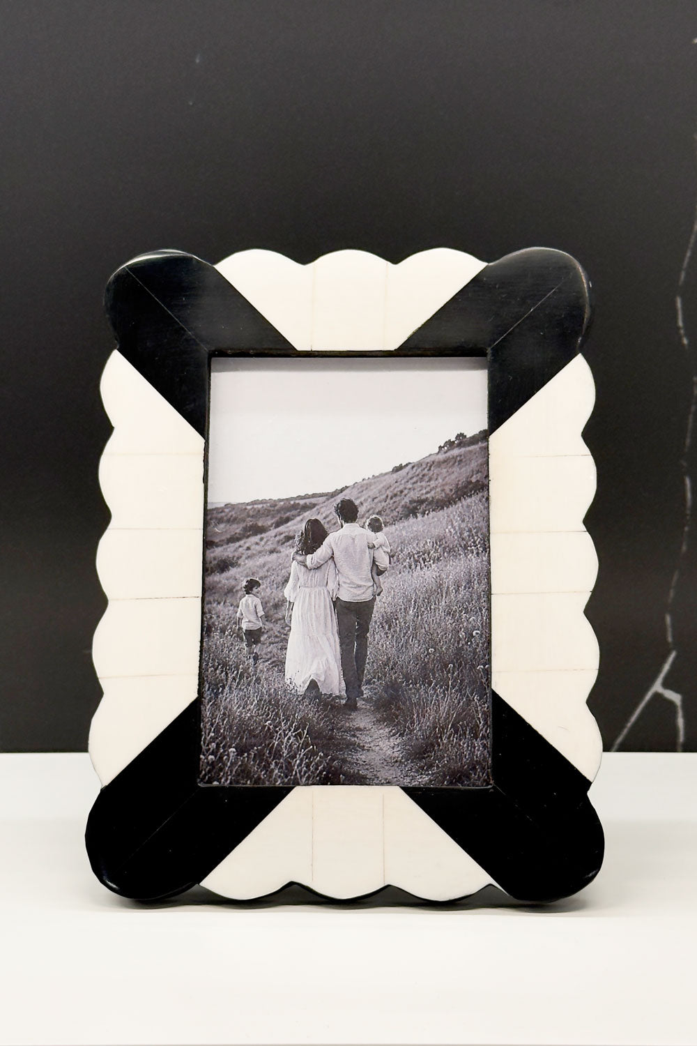Marco De Fotos De Resina Aspa Blanca & Negra Pequeño Cristina Oria