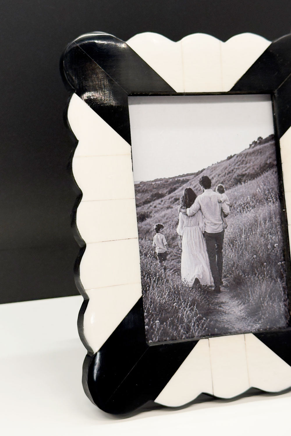 Detalles Marco De Fotos De Resina Aspa Blanca & Negra Pequeño Cristina Oria