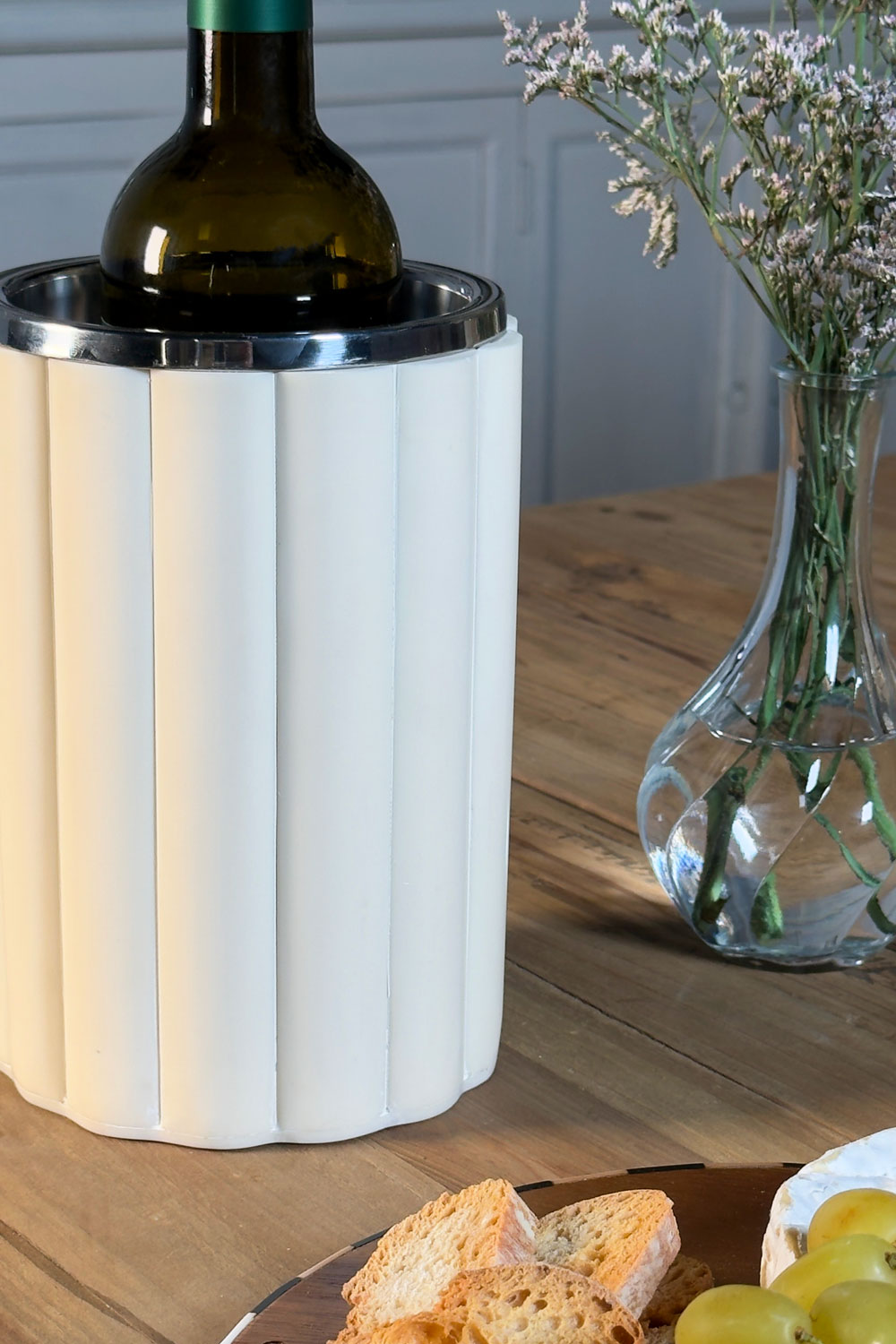 Detalles Enfriador De Botellas De Resina Blanca Cristina Oria