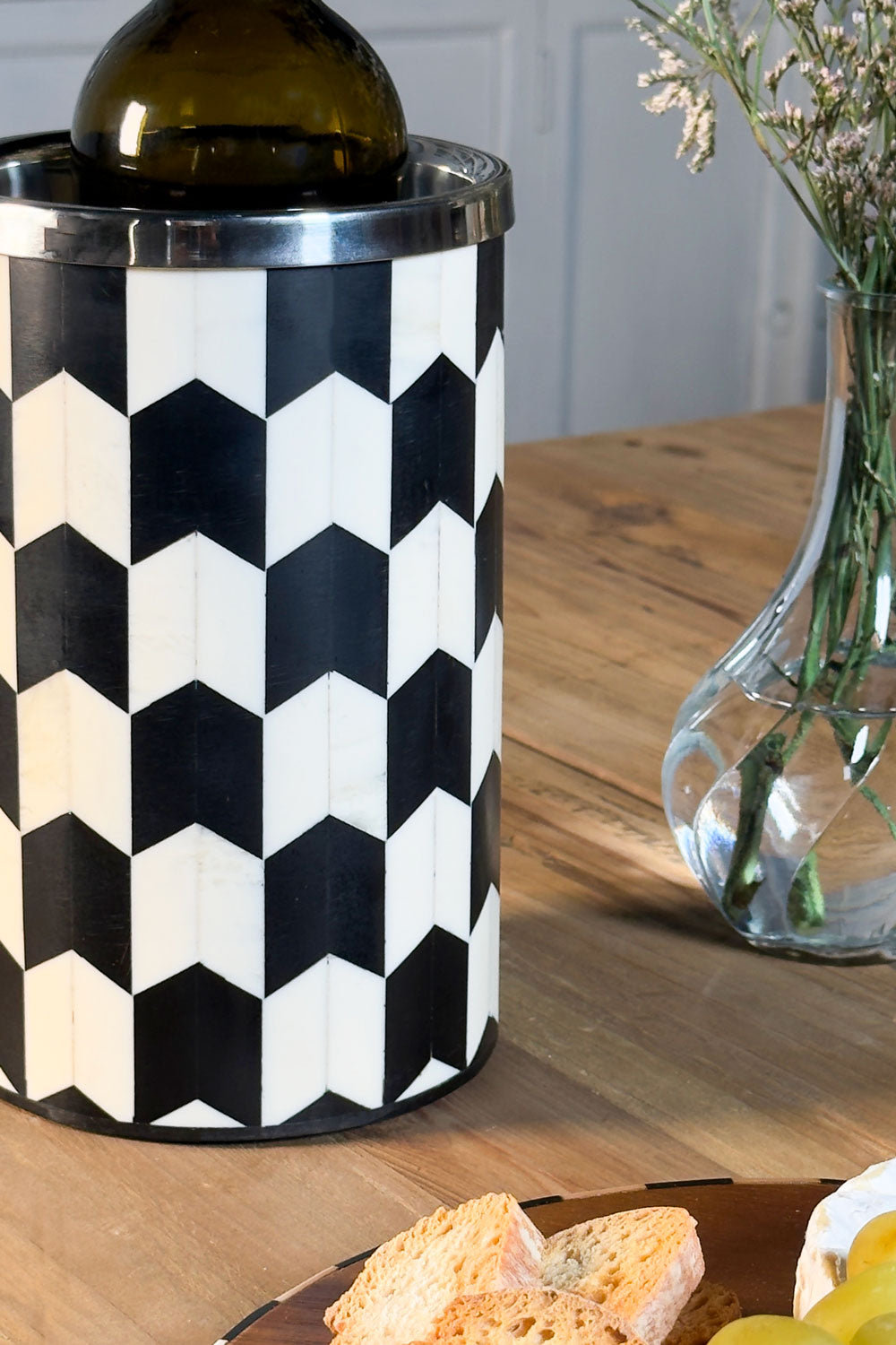 Detalles Enfriador De Botellas De Resina Con Diseño De Flechas Blancas & Negras Cristina Oria