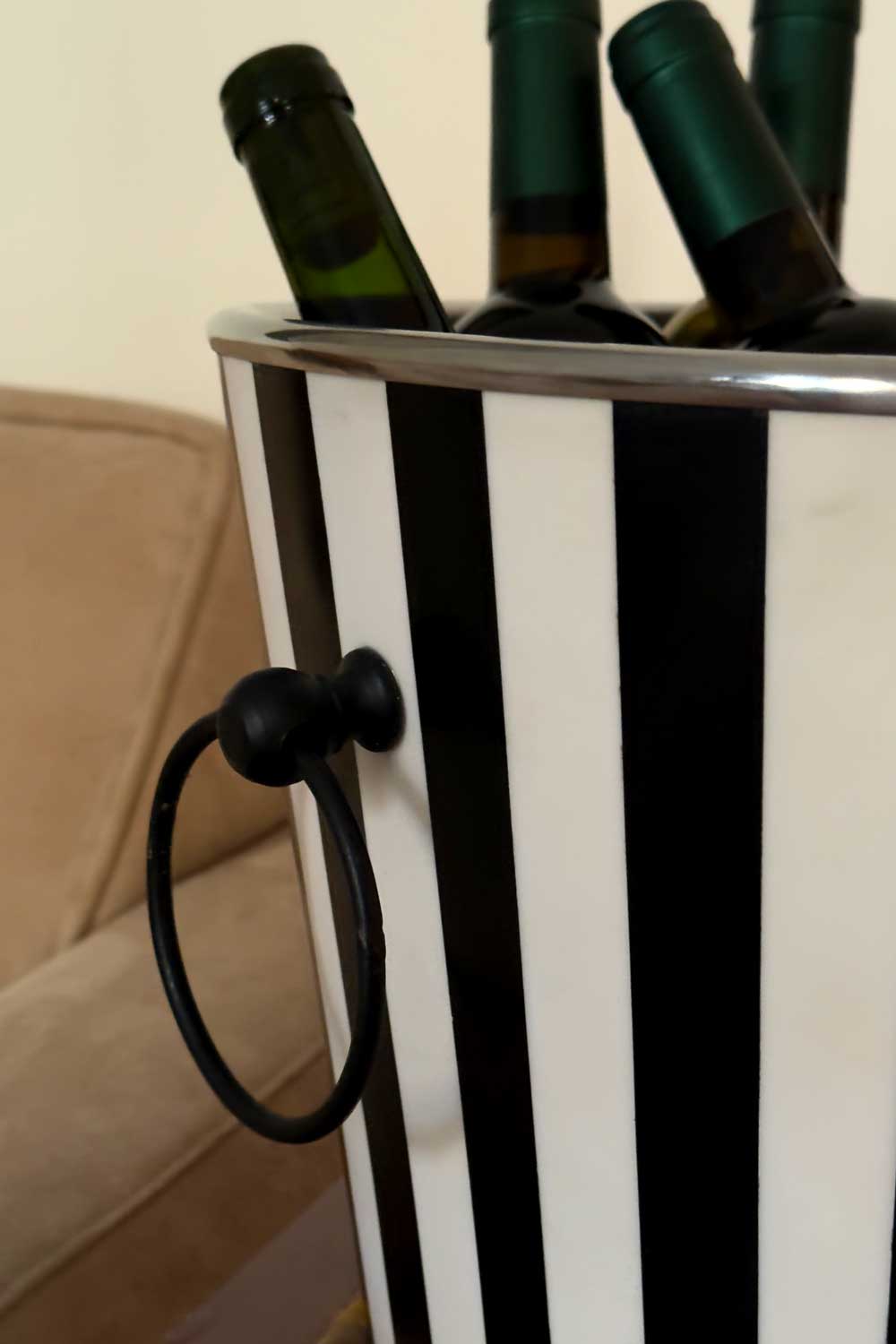 Champanera De Resina Con Diseño De Rayas Blancas Y Negras