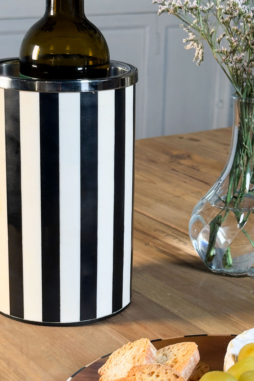 Detalles Enfriador De Botellas De Resina Con Diseño Rayas Blancas Y Negras Cristina Oria