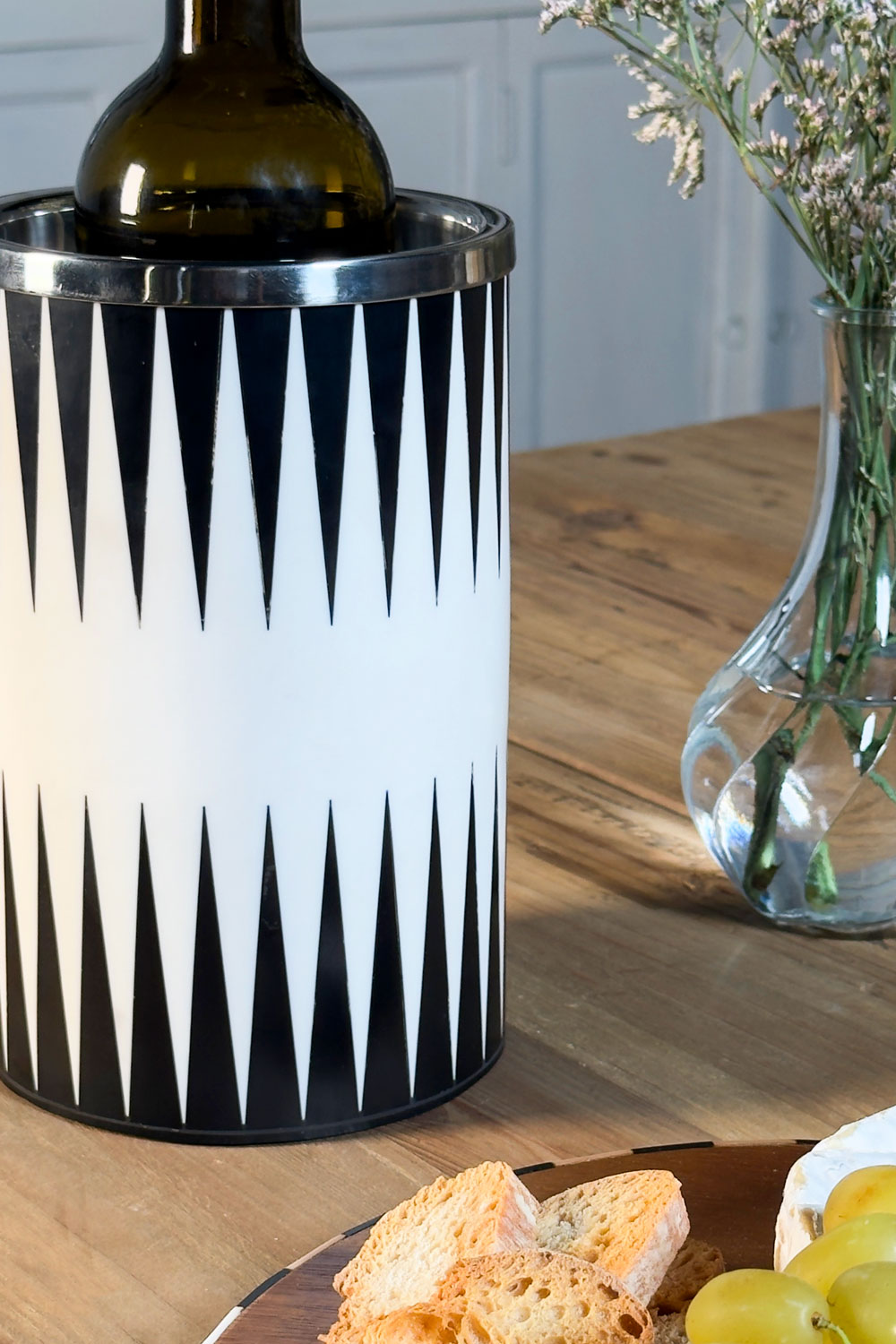 Detalles Enfriador De Botellas De Resina Con Diseño Circus Blanca Y Negra Cristina Oria