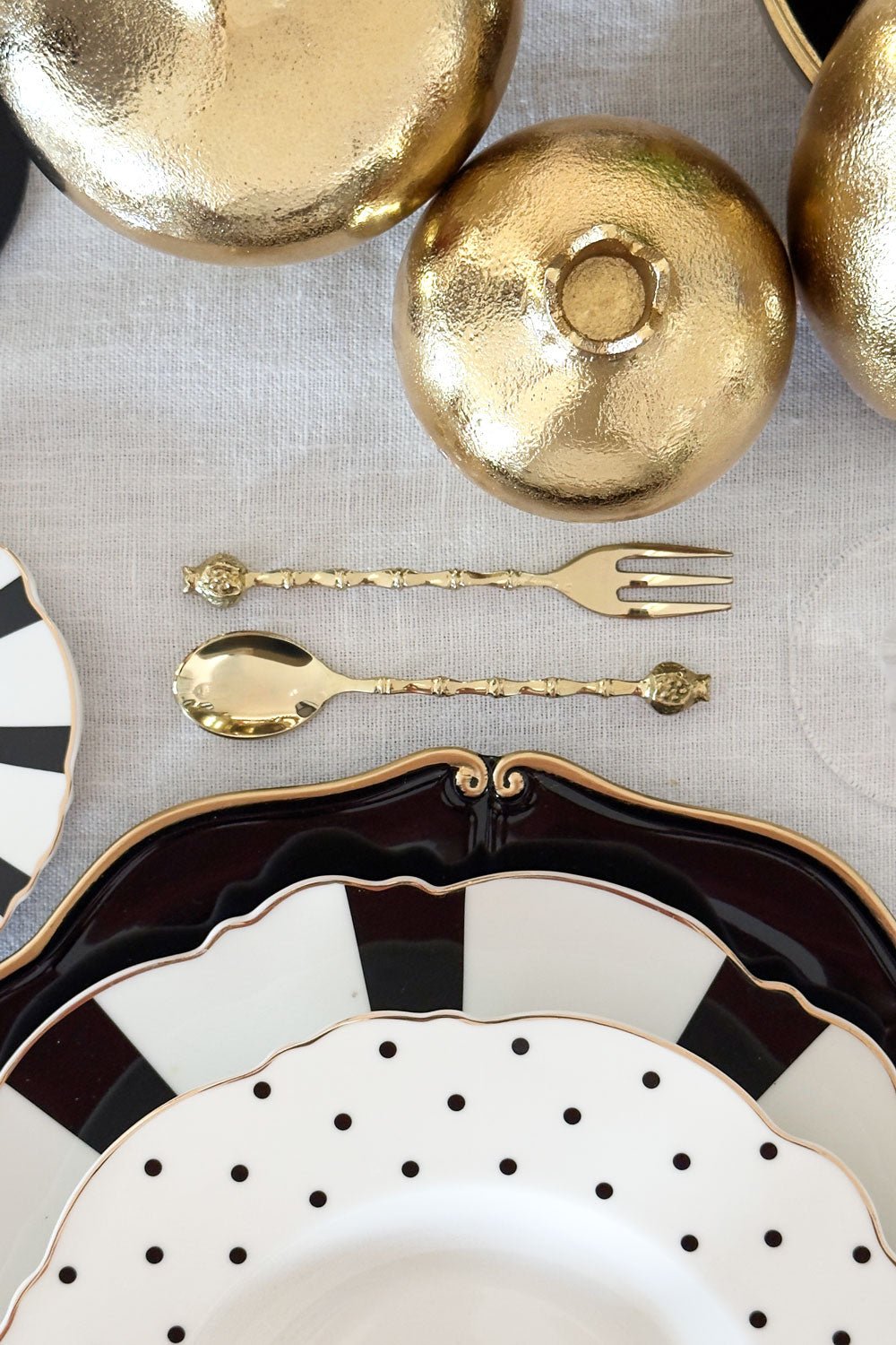 Detalle Composición Set De 4 Cucharitas De Bronce Con Diseño De Granadas Cristina Oria 