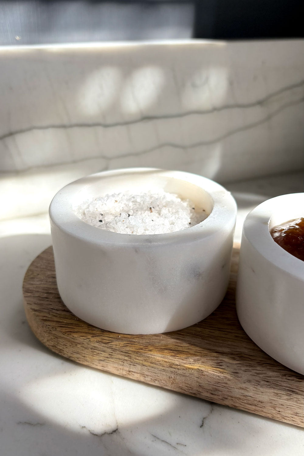 Detalle Base Set 3 Recipientes De Mármol Sobre Base De Madera Cristina Oria 