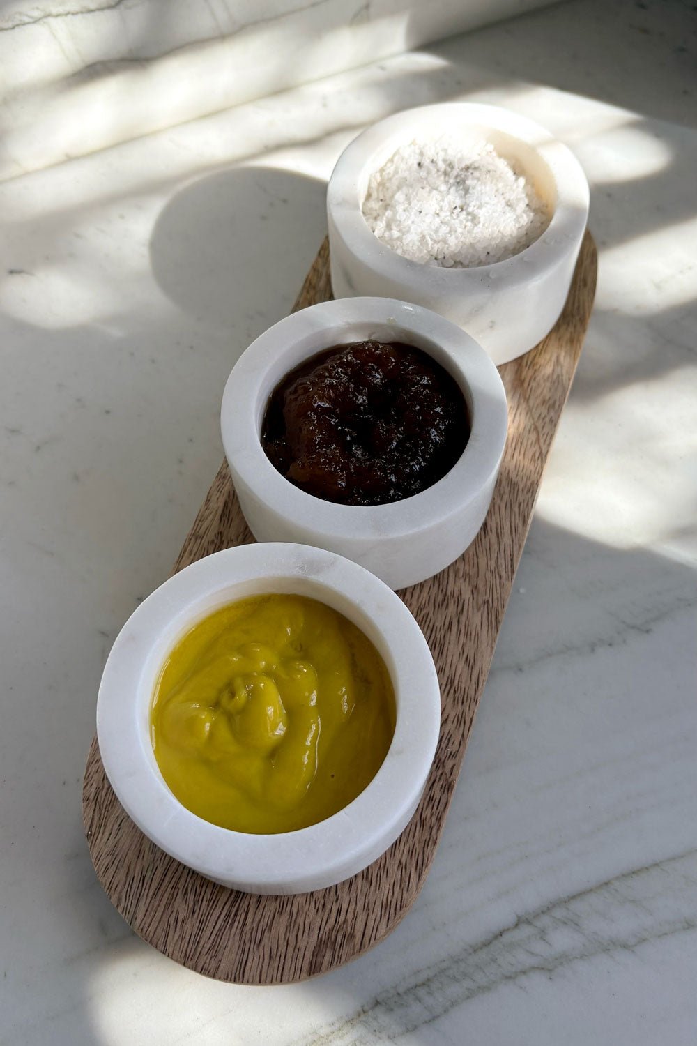 Detalle Set 3 Recipientes De Mármol Sobre Base De Madera Cristina Oria 