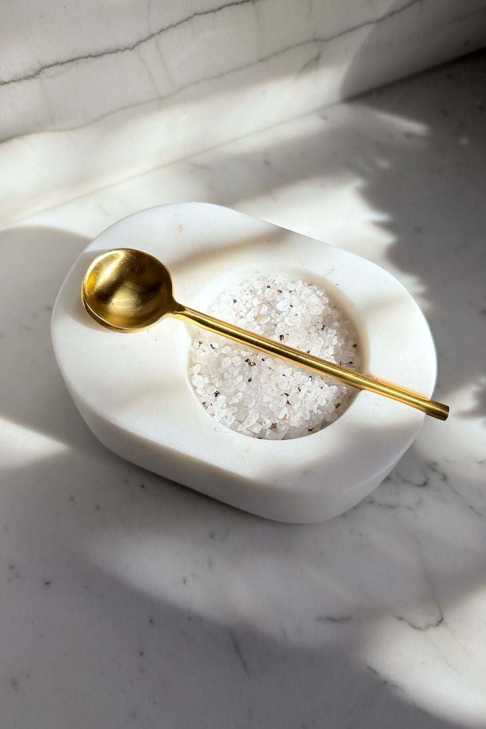 Recipiente De Mármol Blanco Con Cuchara Dorada Cristina Oria 