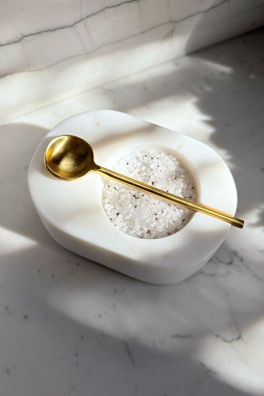 Recipiente De Mármol Blanco Con Cuchara Dorada Cristina Oria 