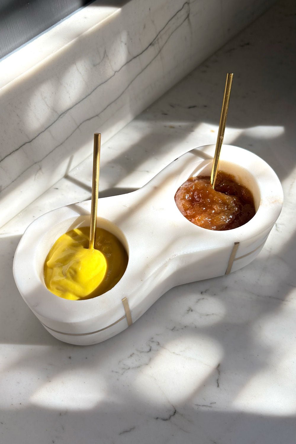 Detalle Recipiente Doble De Mármol Blanco Con Cucharas Doradas Cristina Oria 