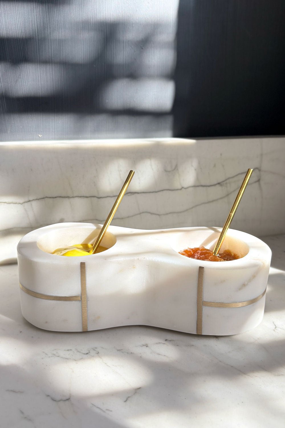 Recipiente Doble De Mármol Blanco Con Cucharas Doradas Cristina Oria 