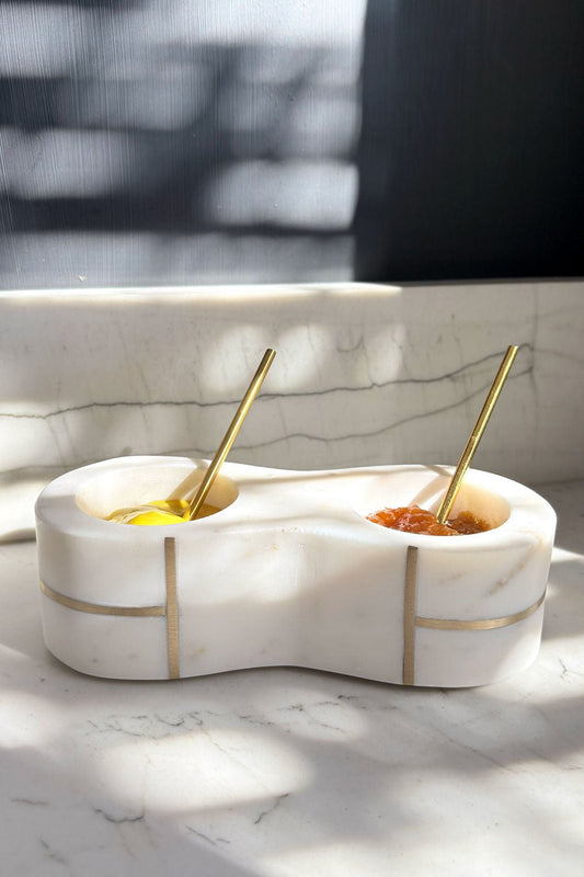 Recipiente Doble De Mármol Blanco Con Cucharas Doradas Cristina Oria 