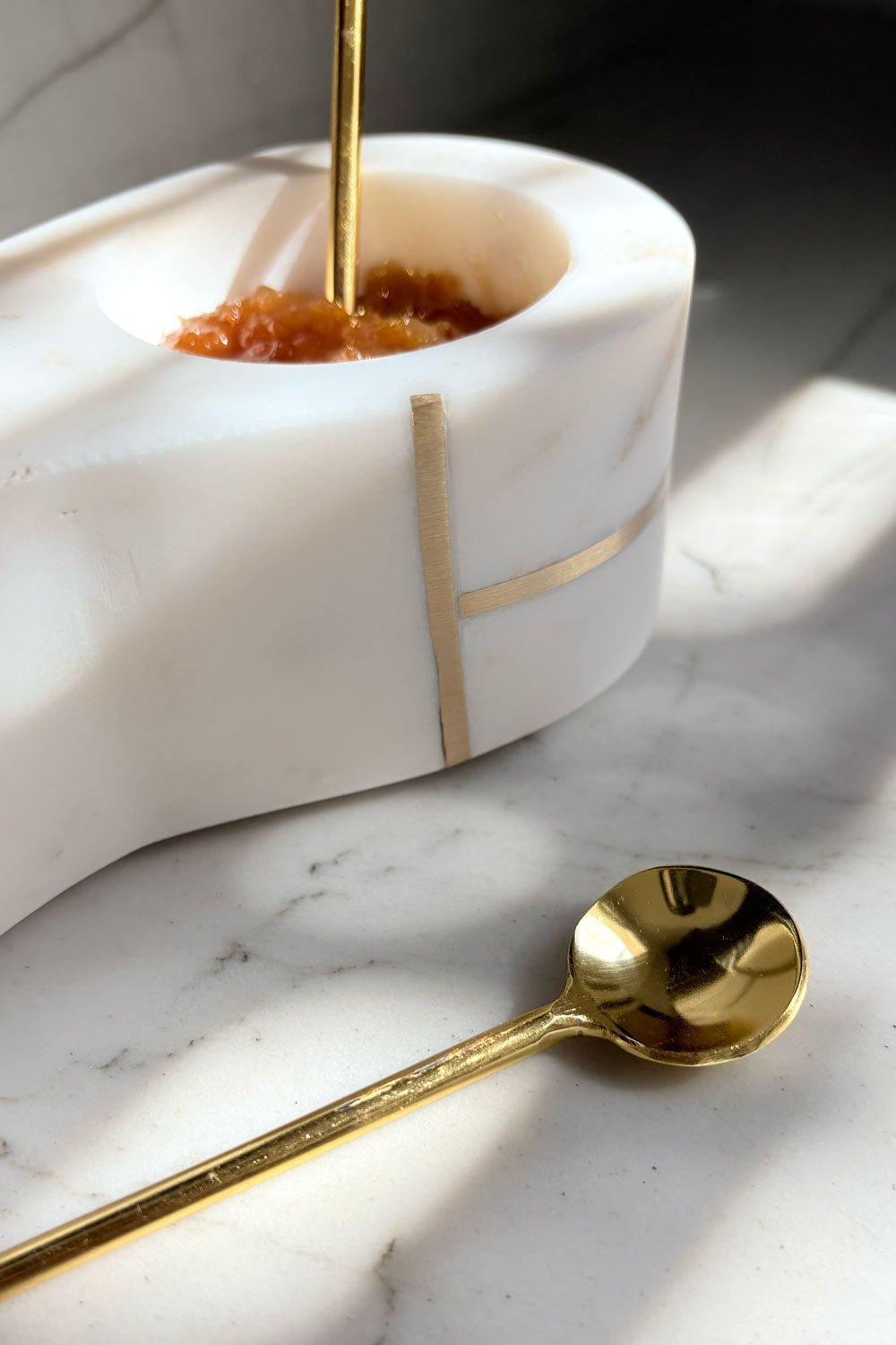 Detalle Cuchara Recipiente Doble De Mármol Blanco Con Cucharas Doradas Cristina Oria 