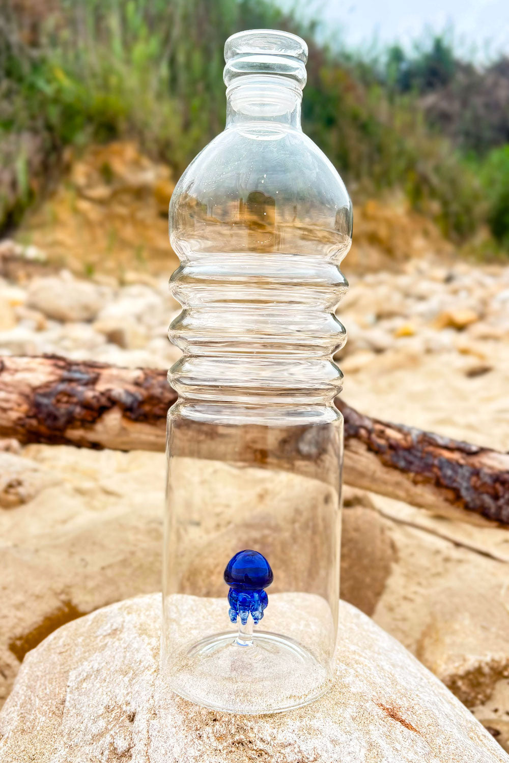 Detalle Textura Botella De Cristal Con Figura Medusa Cristina Oria 