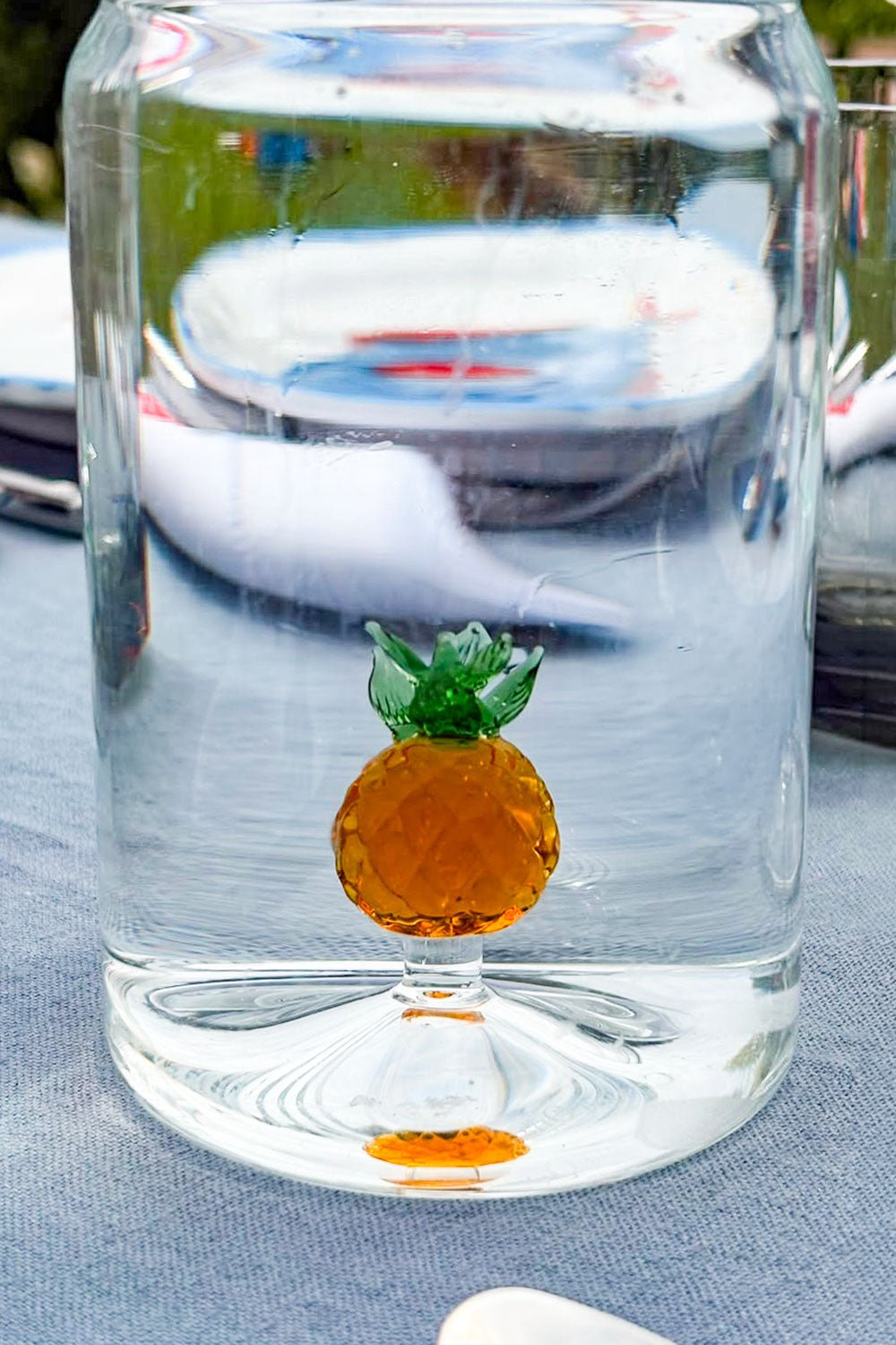 Detalle Figura Botella De Cristal Con Figura Piña Cristina Oria 