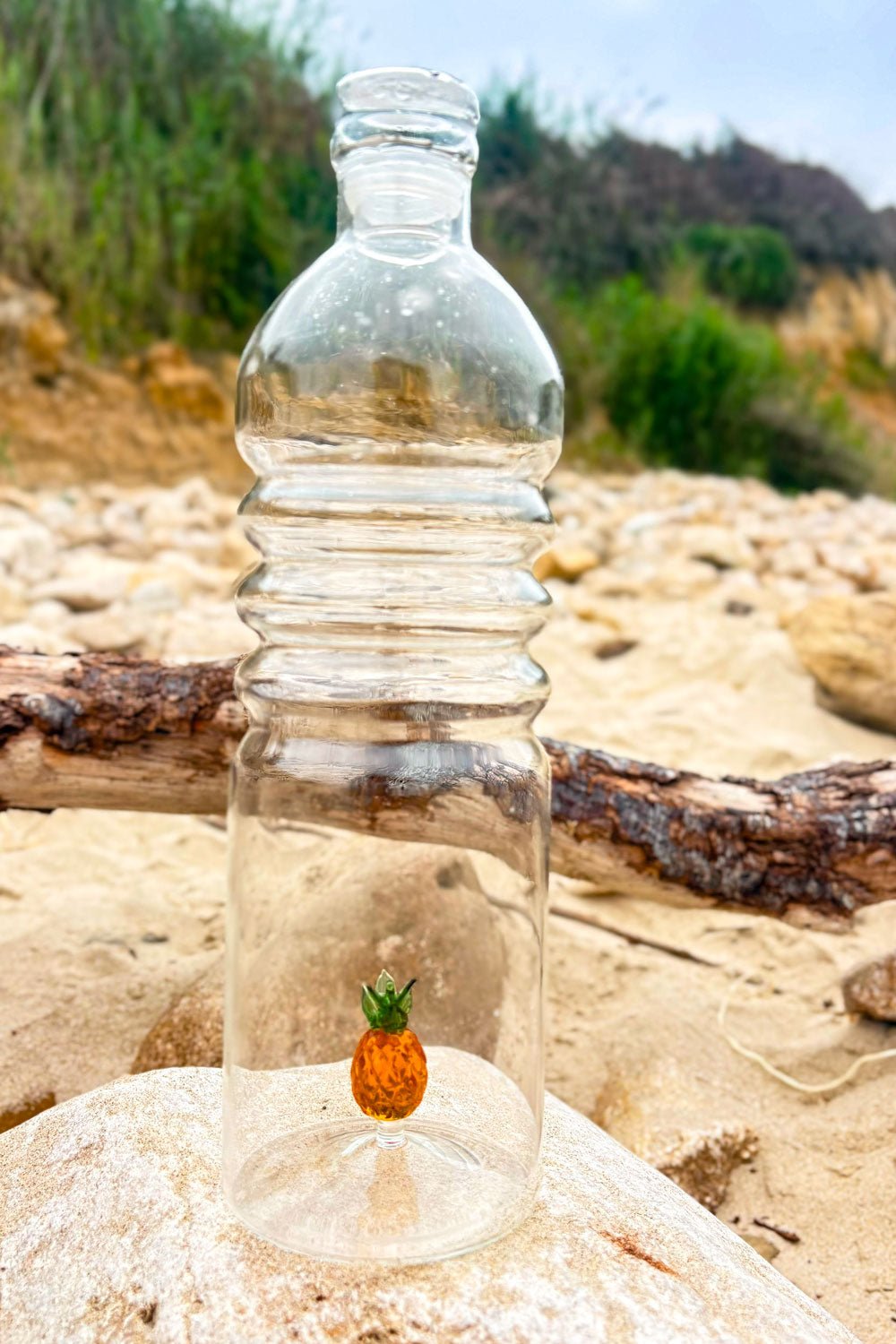 Detalle Textura Botella De Cristal Con Figura Piña Cristina Oria 