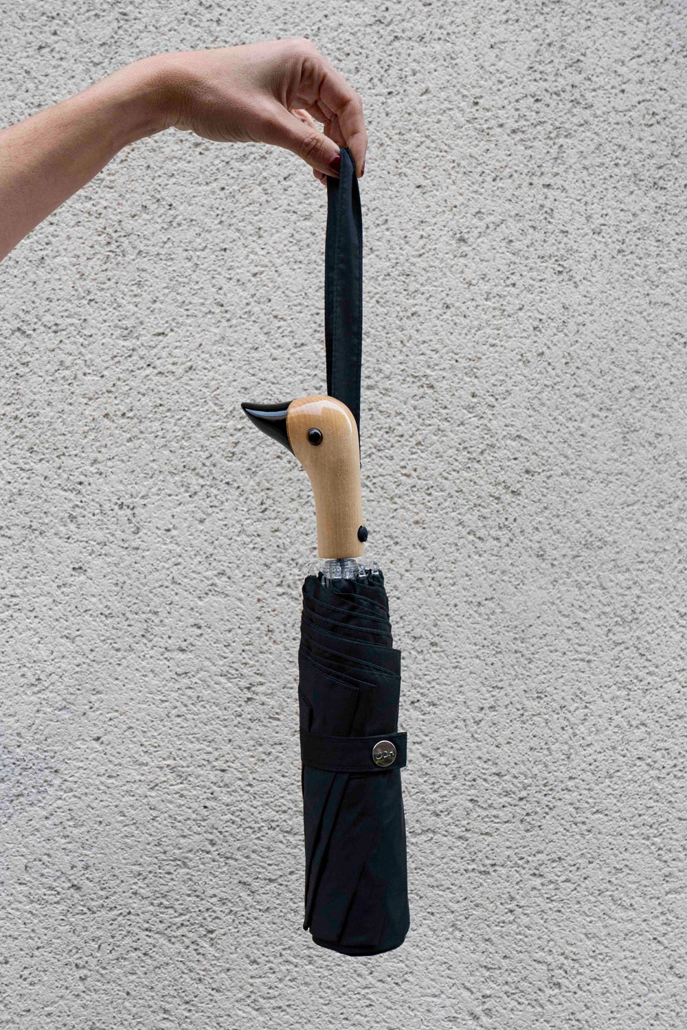 Detalle Mango Paraguas Con Diseño Negro Y Mango Con Cabeza De Pato Cristina Oria 