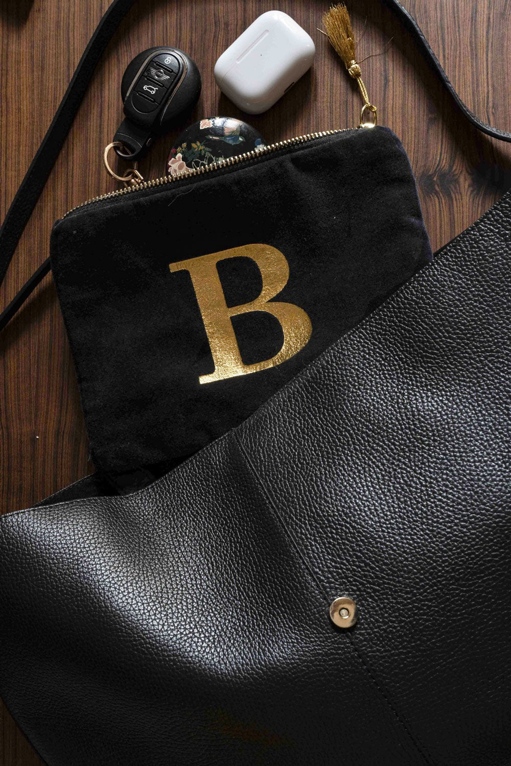 Beauty case in velluto nero con iniziale dorata