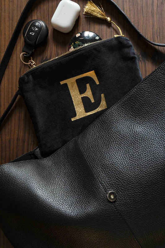 Beauty case in velluto nero con iniziale dorata