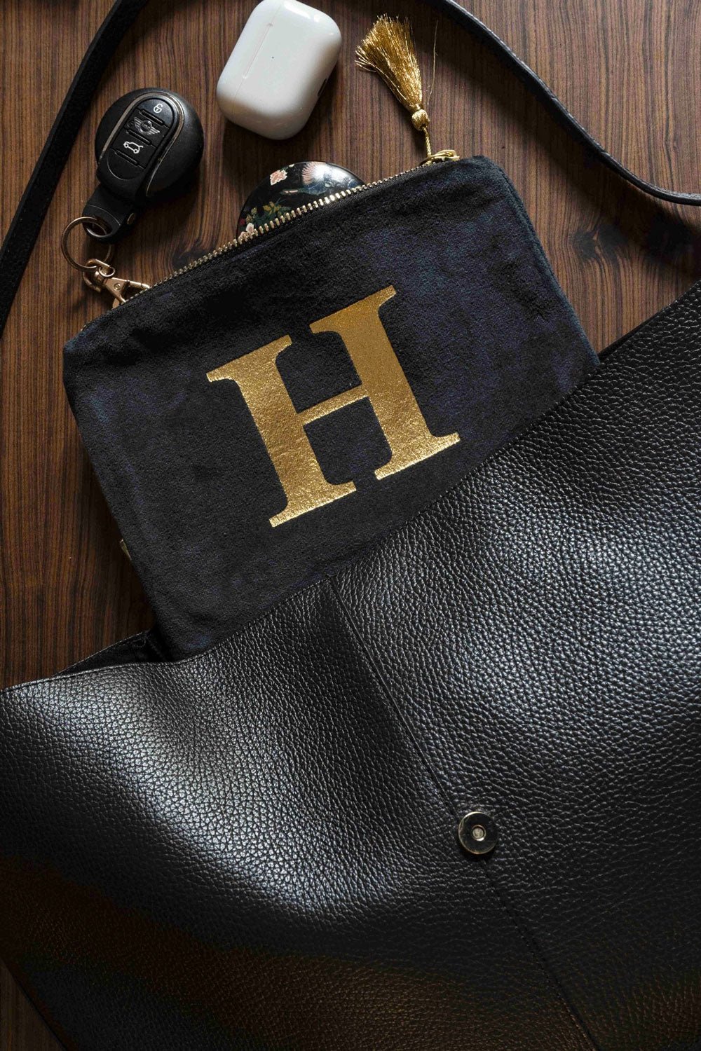 Beauty case in velluto nero con iniziale dorata