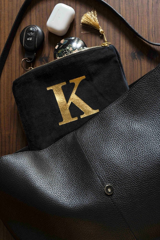 Beauty case in velluto nero con iniziale dorata