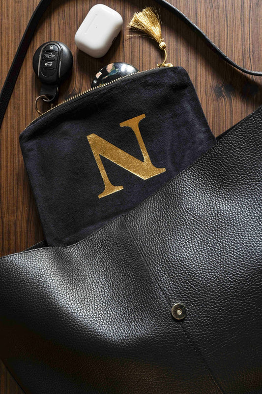 Beauty case in velluto nero con iniziale dorata