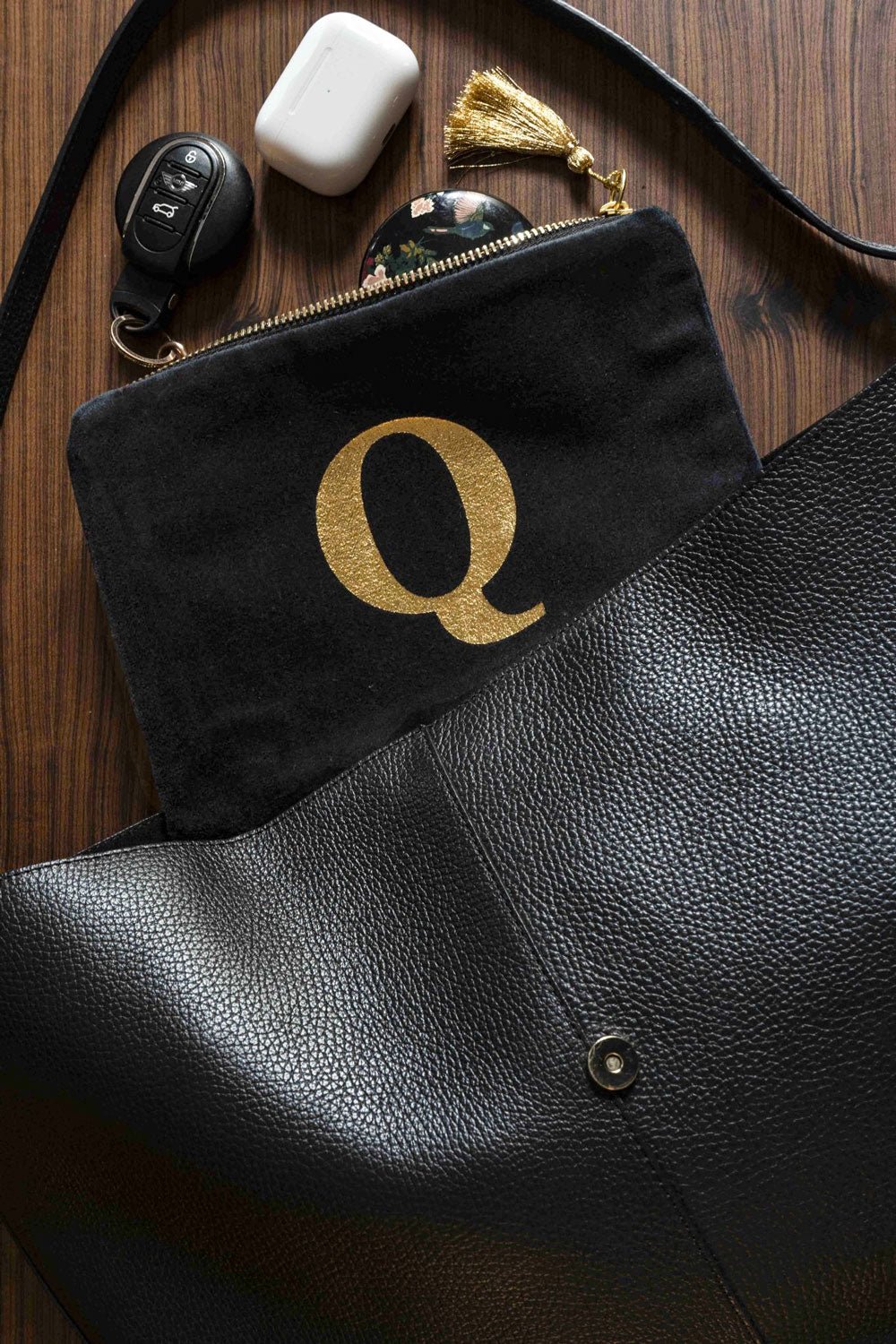 Beauty case in velluto nero con iniziale dorata