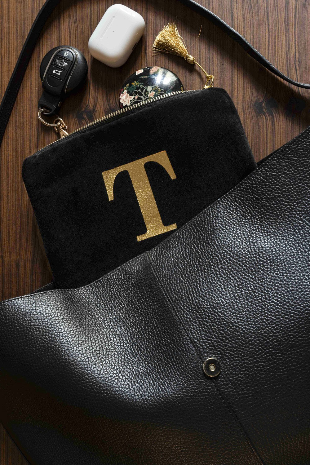 Beauty case in velluto nero con iniziale dorata