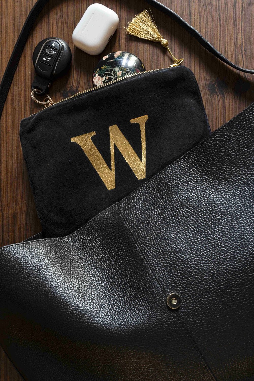 Beauty case in velluto nero con iniziale dorata