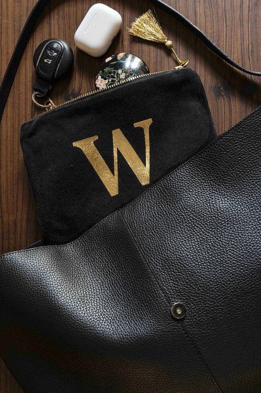 Beauty case in velluto nero con iniziale dorata