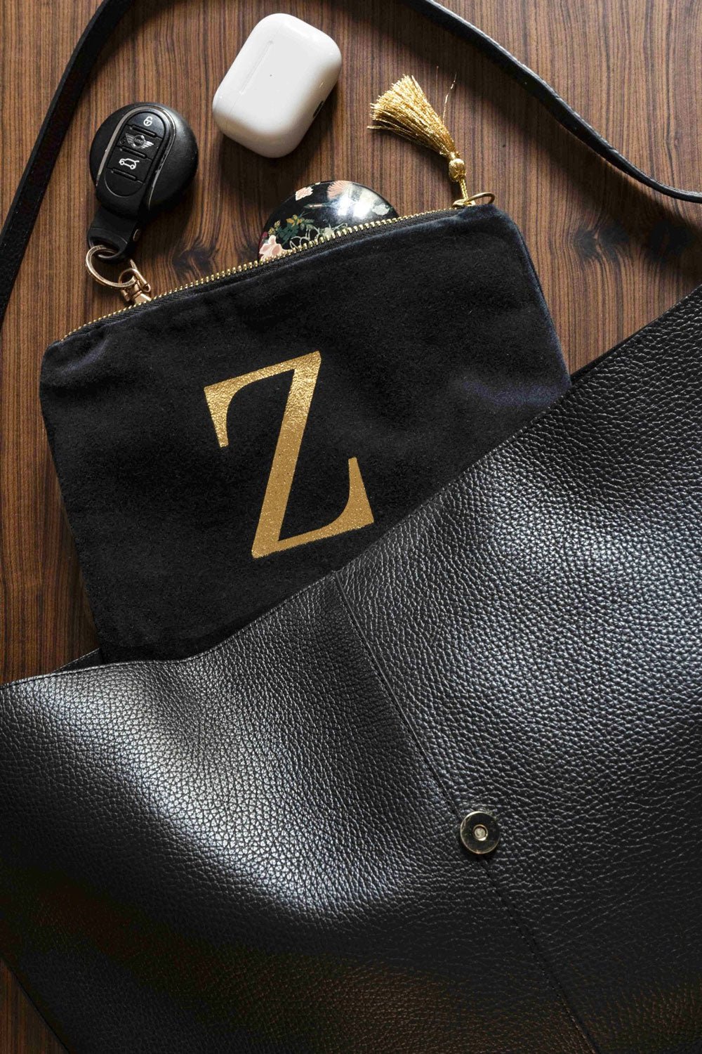 Beauty case in velluto nero con iniziale dorata