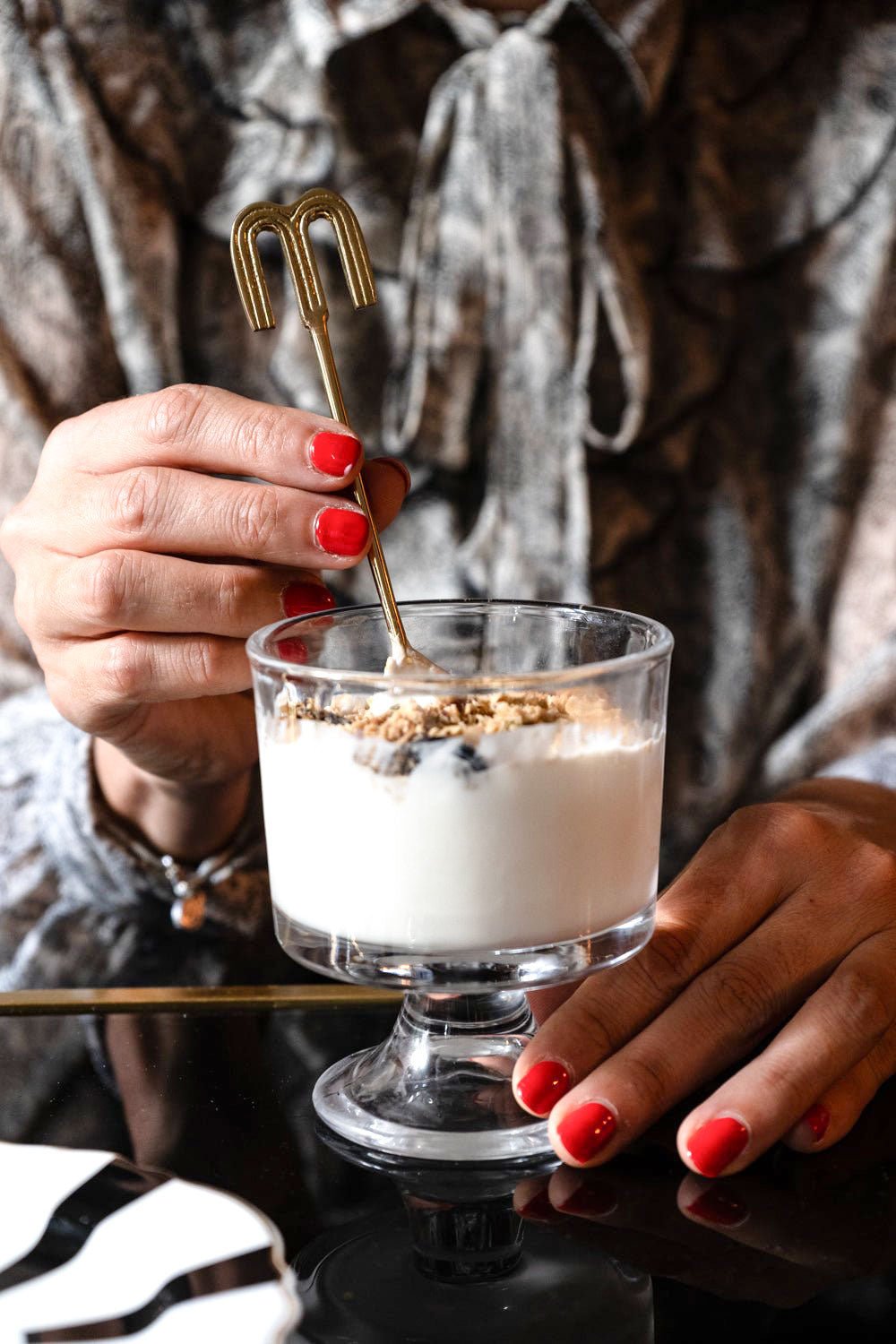 Cuillère dorée initiale M