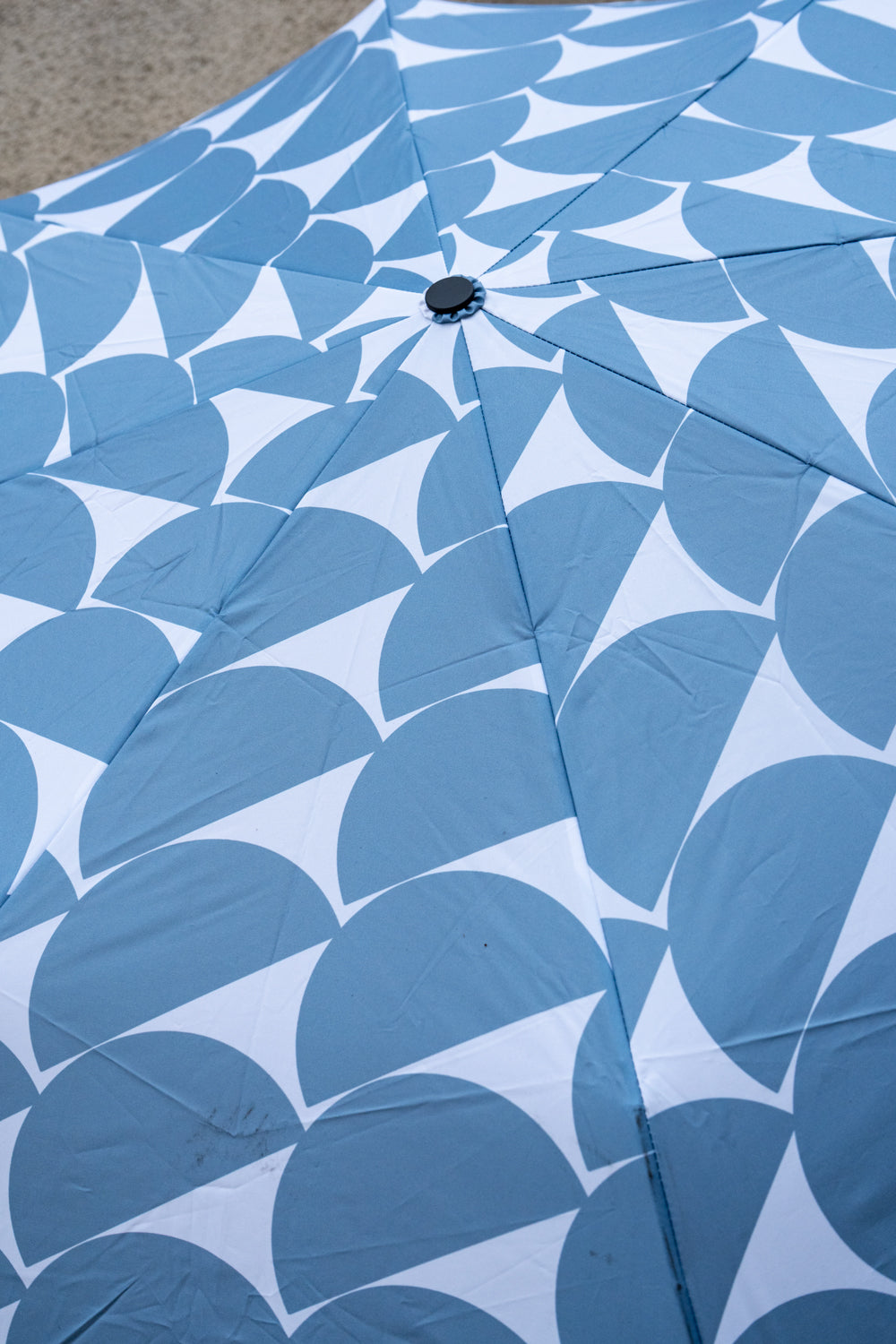 Parapluie avec design en denim et poignée en forme de tête de canard