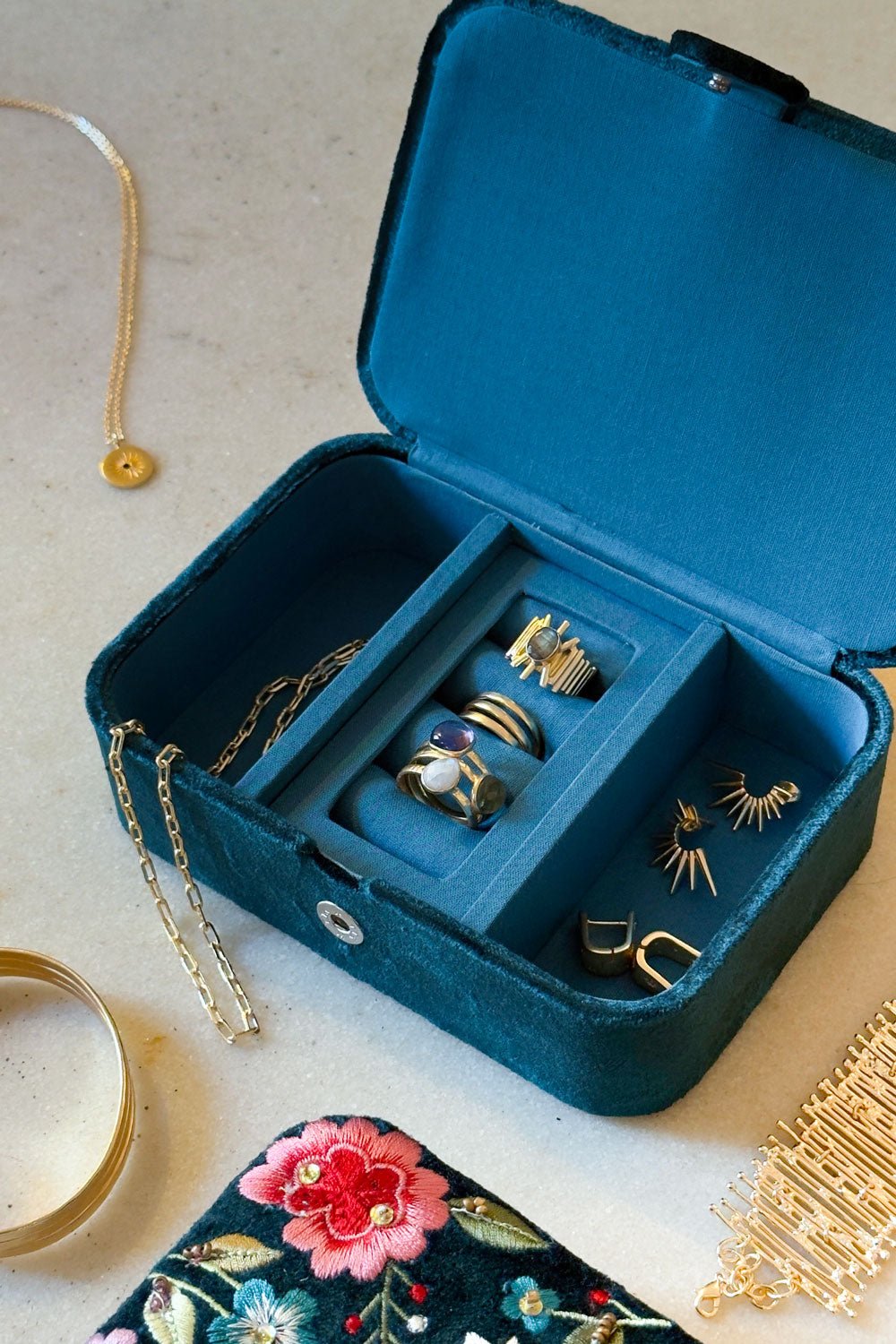 Schmuckkästchen aus Samt mit Initialen und bestickten Blumen