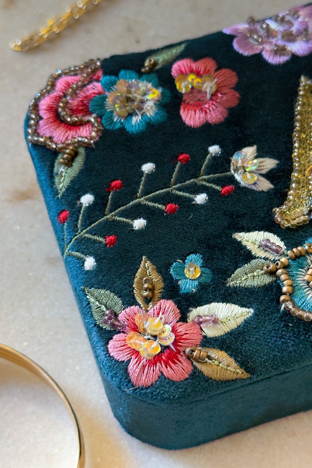 Schmuckkästchen aus Samt mit Initialen und bestickten Blumen