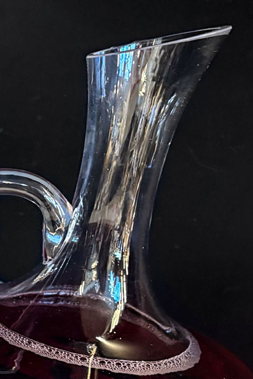 Detalle Decantador De Cristal Con Boca Inclinada Y Asa Cristina Oria 