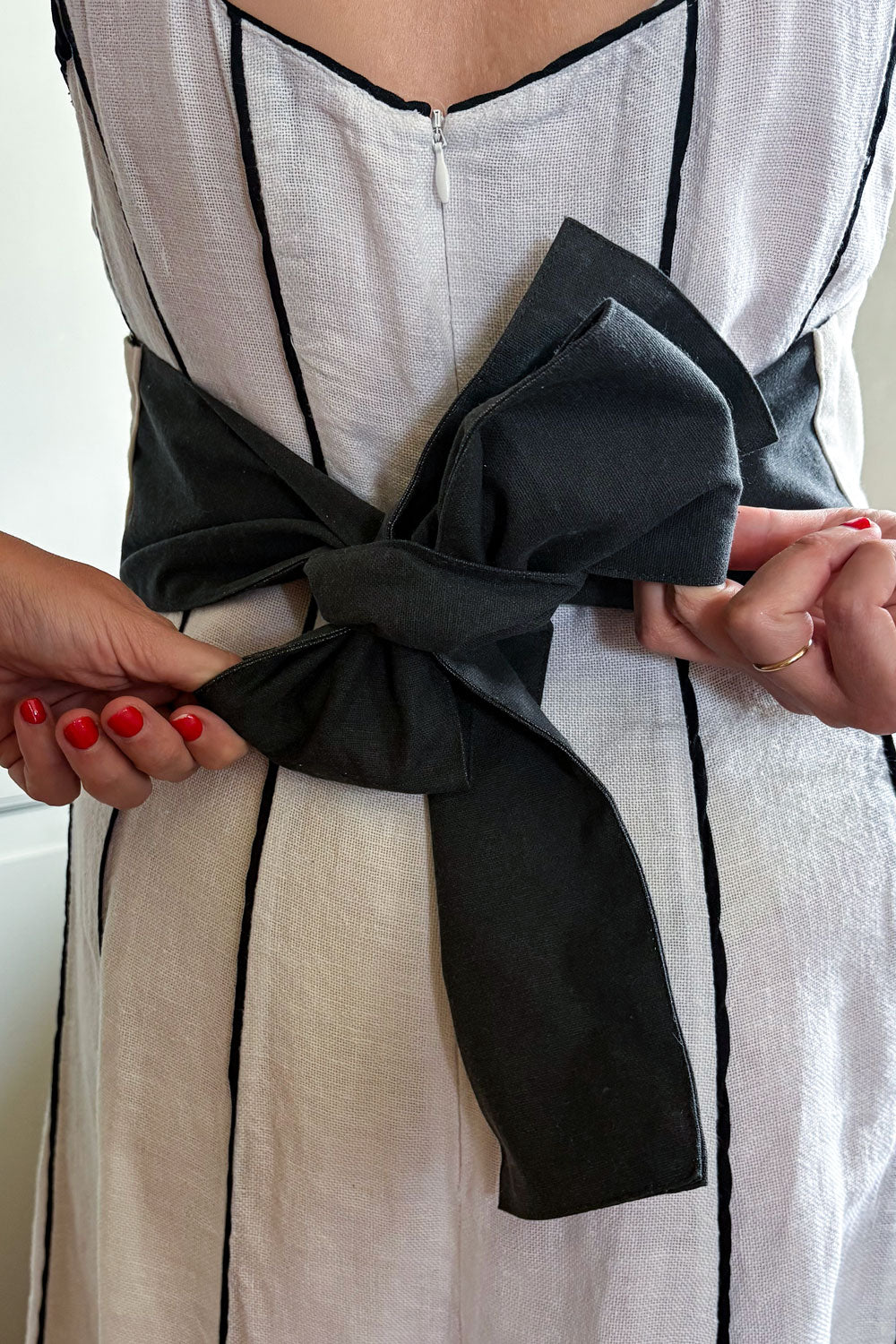 Detalles Delantal Cocotte Diseño Rayas Negras Cristina Oria