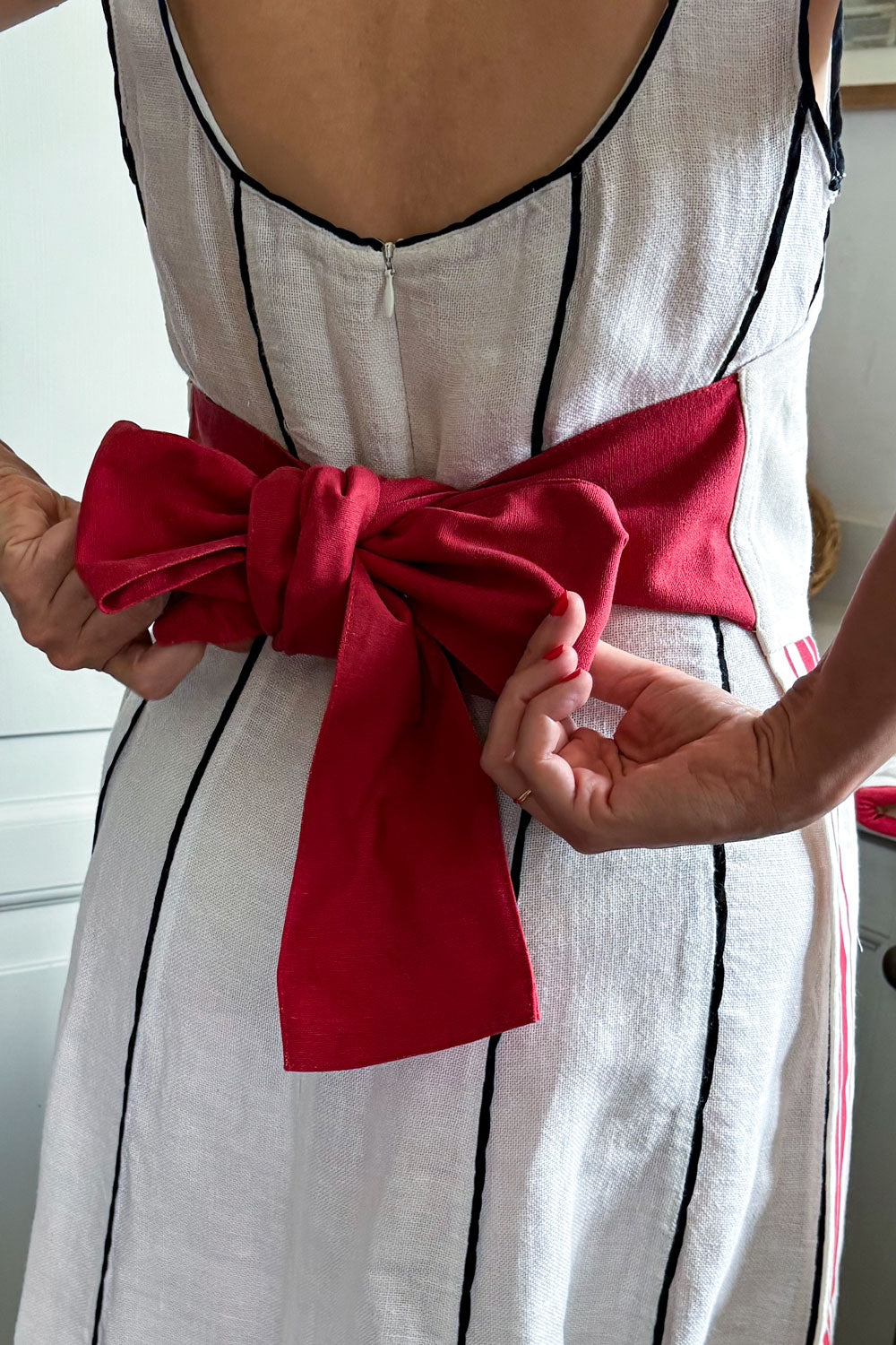 Detalles Delantal Cocotte Diseño Rayas Rojas Cristina Oria