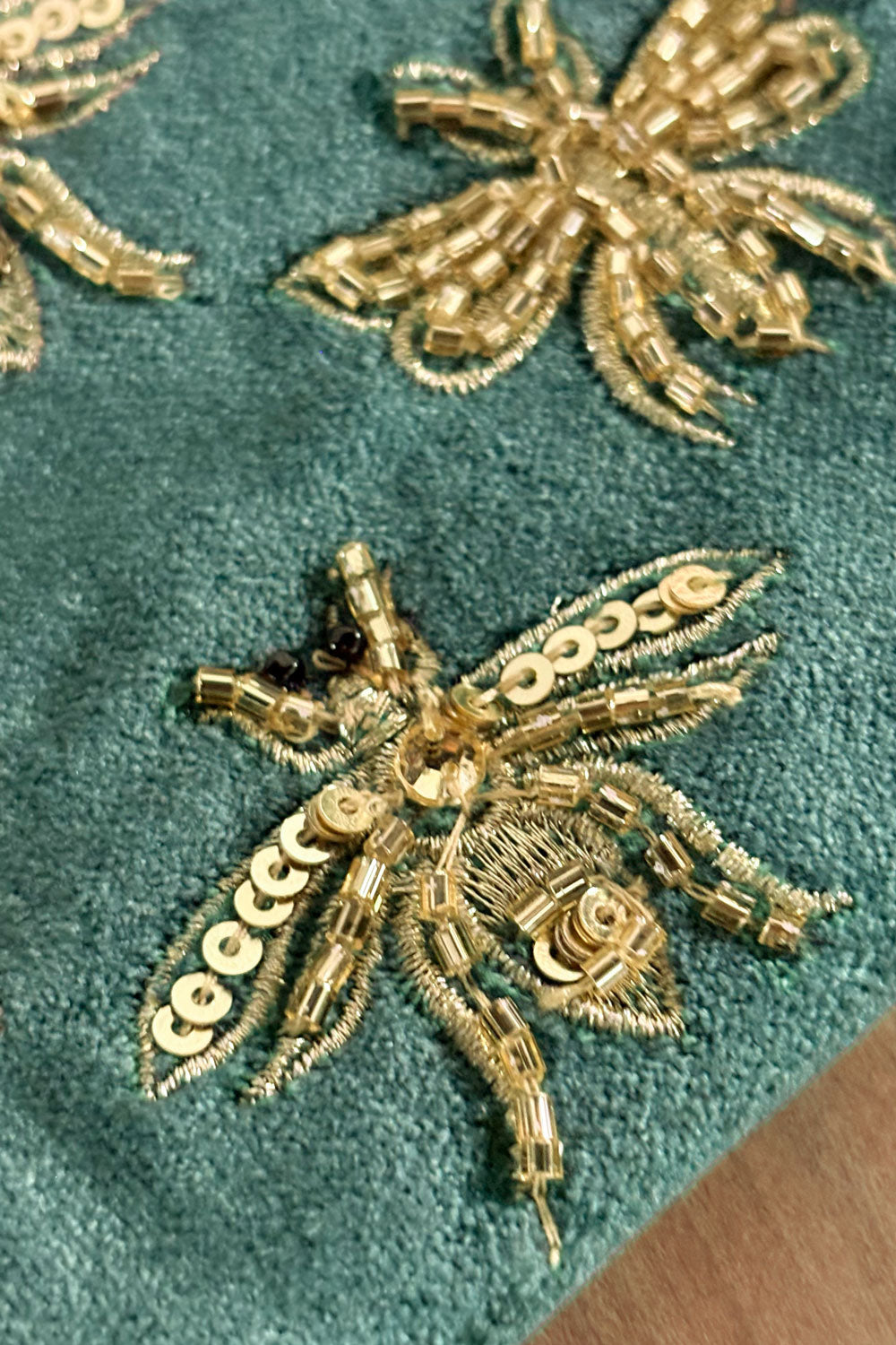 Detalles Abejas Funda De Gafas De Terciopelo Verde Con Abejas Bordadas Cristina Oria