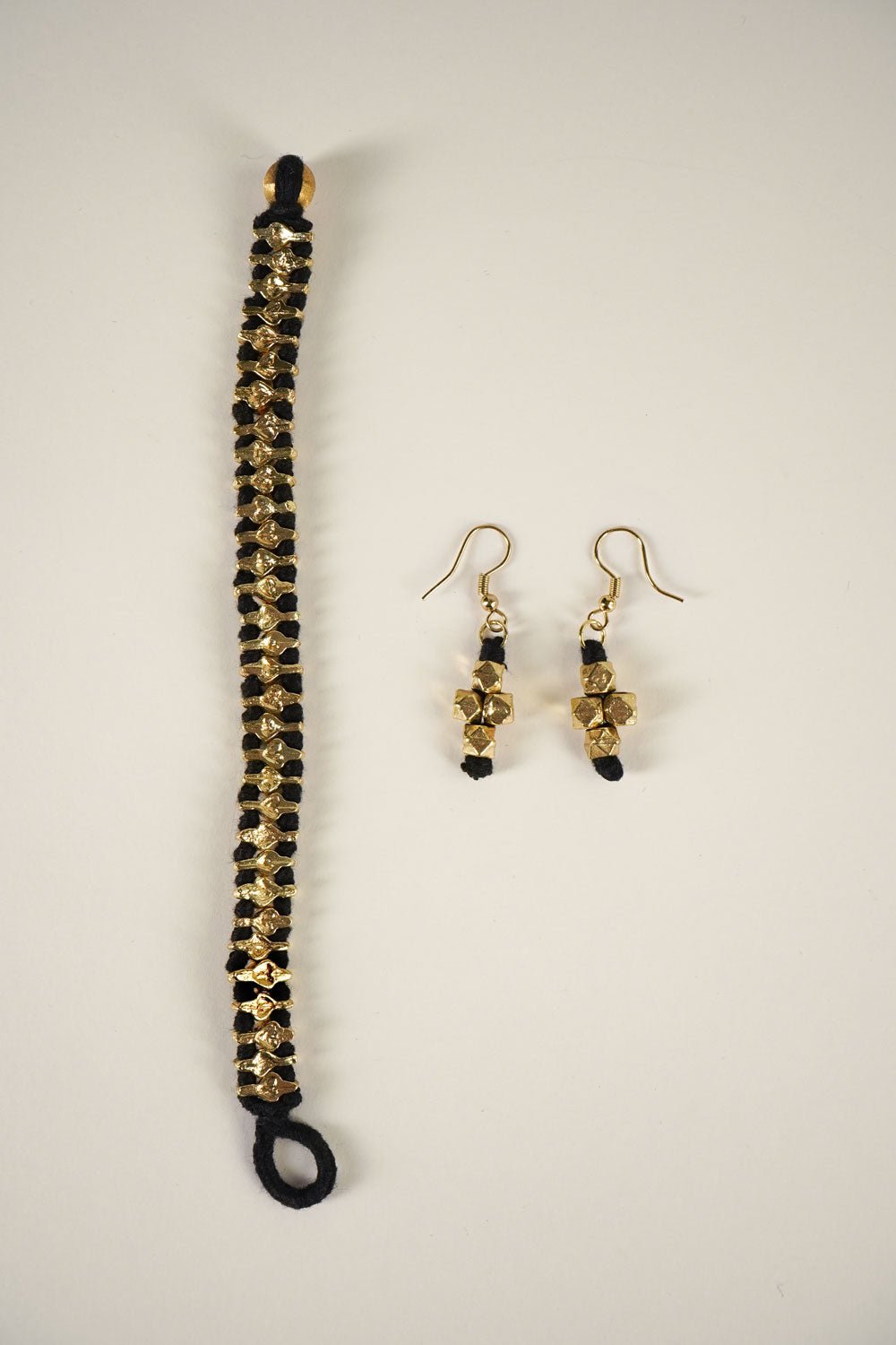 Detalle Combinación Pulsera & Pendientes Dorados Y Negros Cristina Oria 
