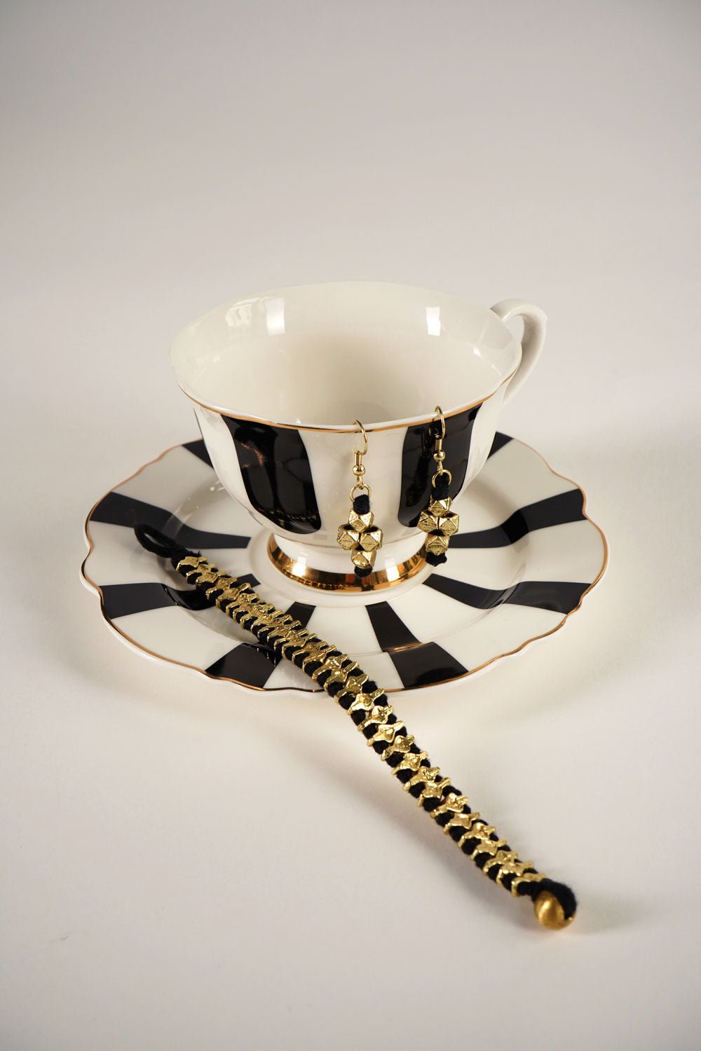 Detalle Vajilla Puesto Combinación Pulsera & Pendientes Dorados Y Negros Cristina Oria 