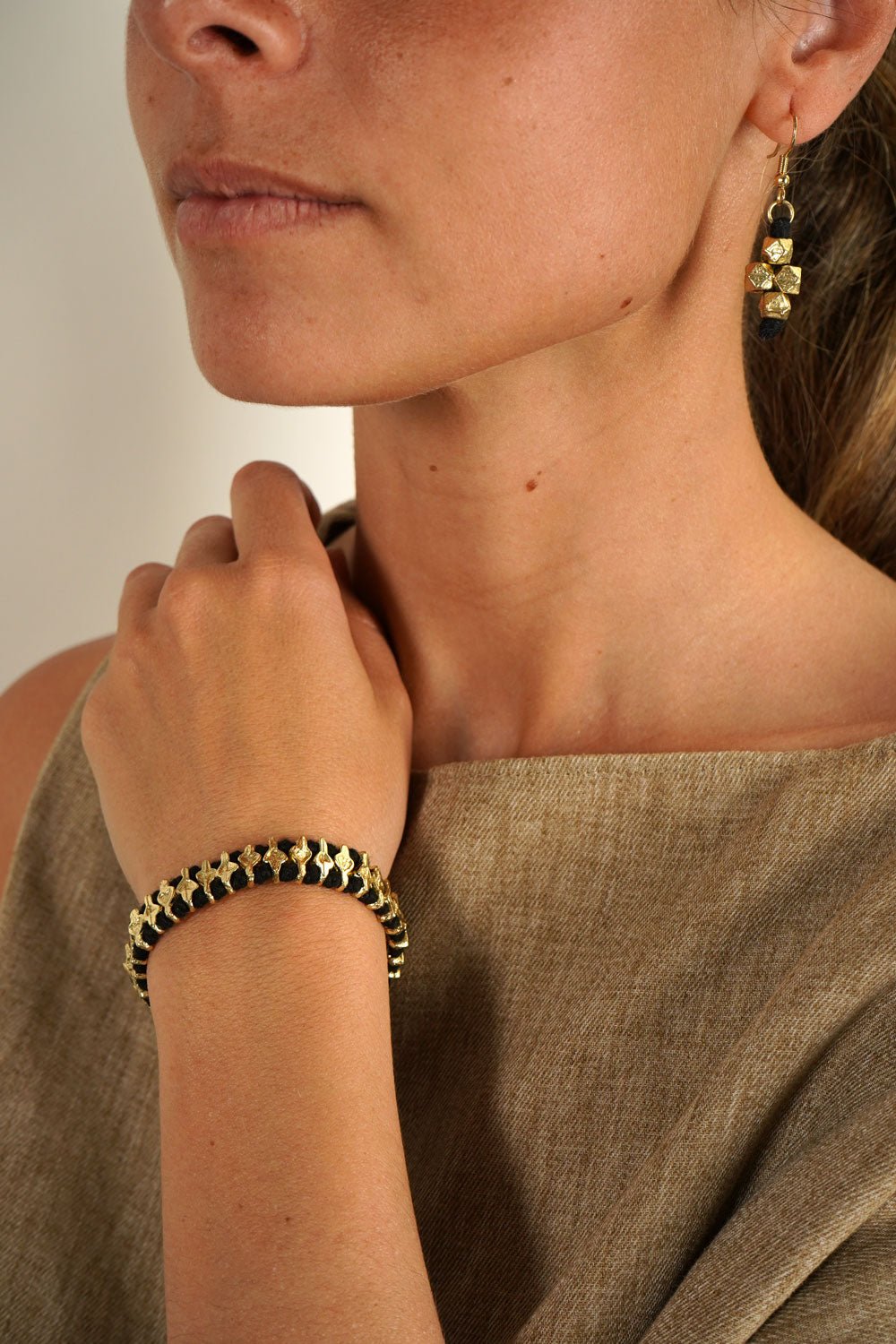Detalle Puesto Combinación Pulsera & Pendientes Dorados Y Negros Cristina Oria 