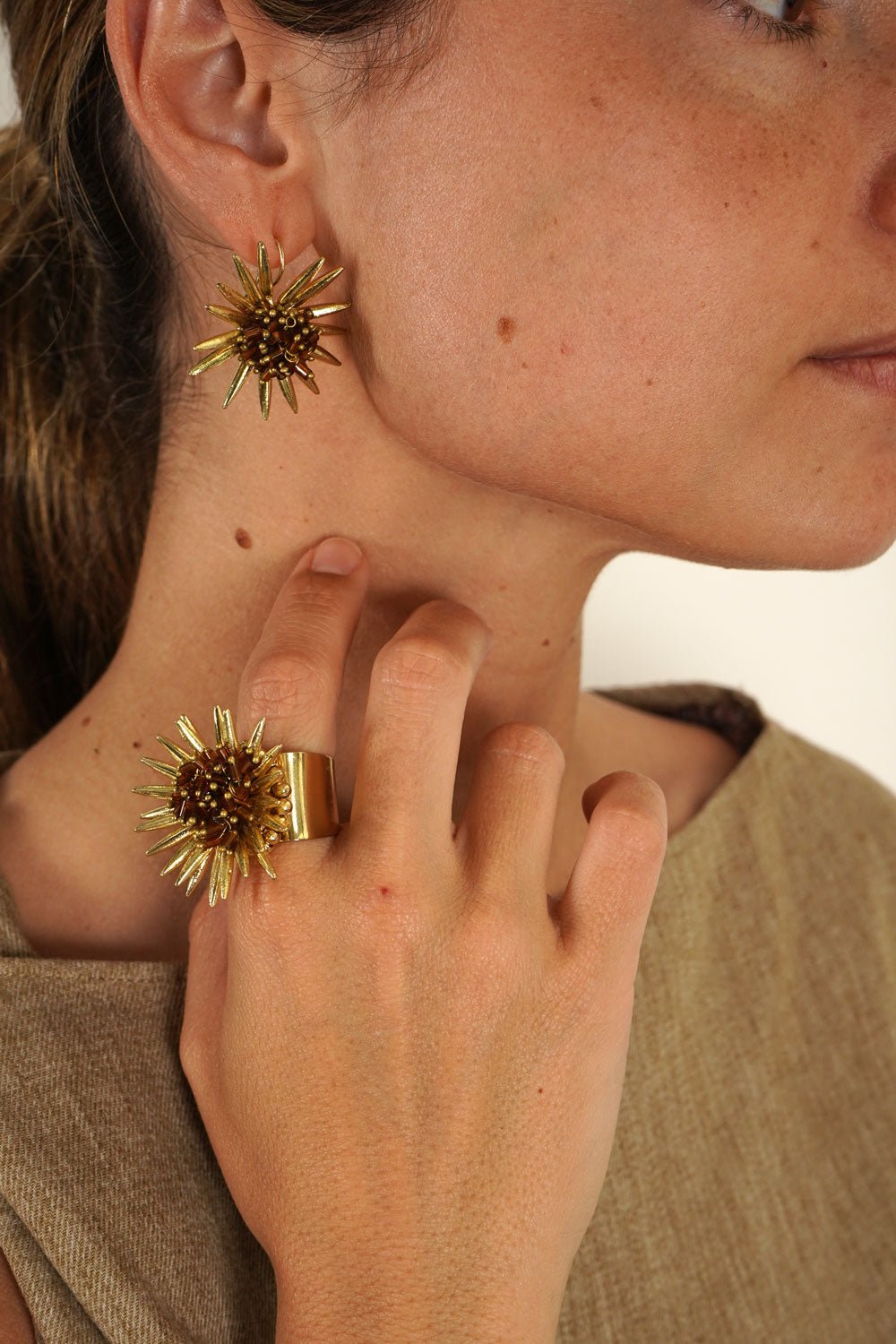 Detalle Combinación Anillo & Pendientes Dorados Diseño Girasoles Marrones Cristina Oria 