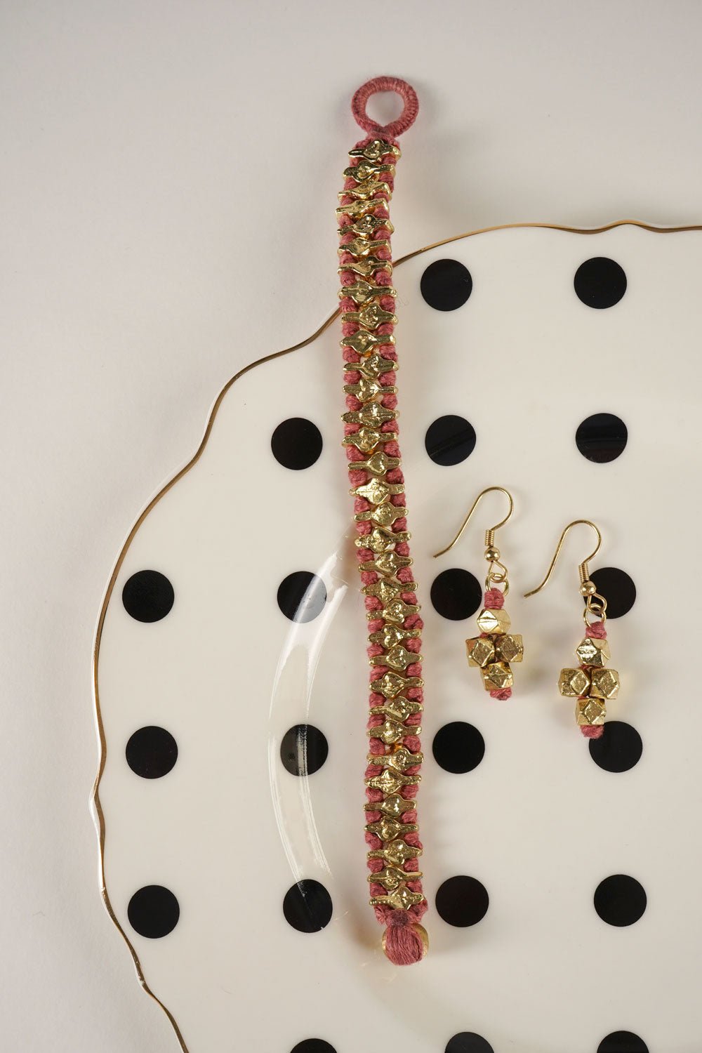 Detalle Vajilla Combinación Pulsera & Pendientes Dorados Y Rosas Cristina Oria 