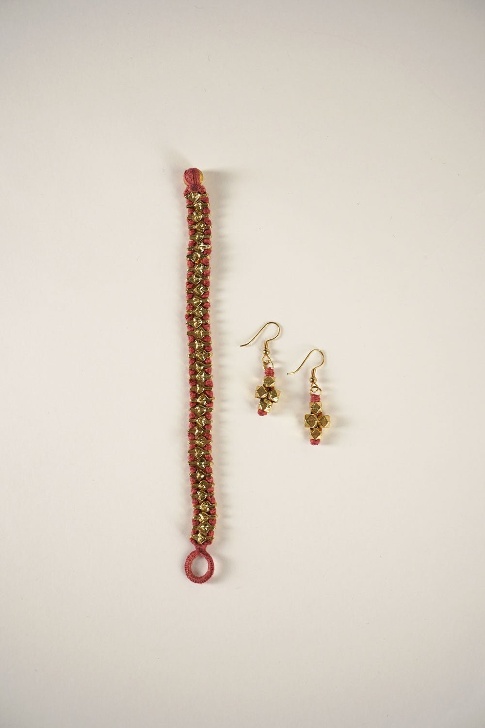 Detalle Combinación Pulsera & Pendientes Dorados Y Rosas Cristina Oria 